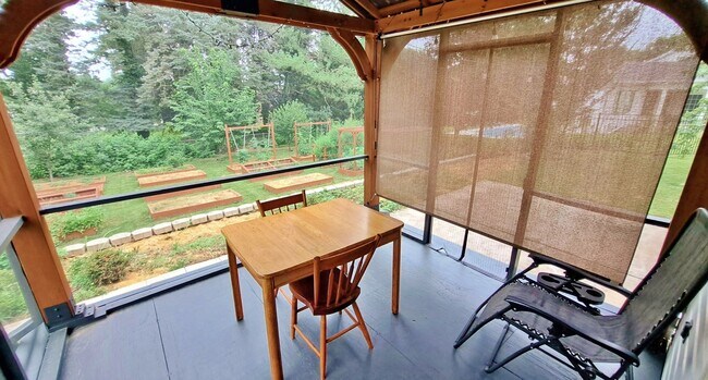 Building Photo - Fully Furnished 4 Bed / 1-1/2 Bath Single Family Home w/2 Car Garage