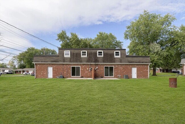 Building Photo - Renovated Duplex: Move-In Ready! 3 Bed, 1....