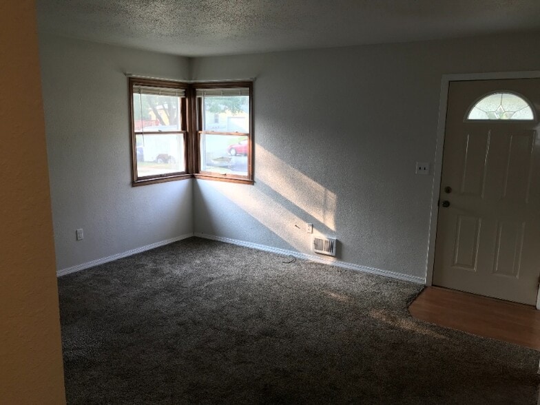 Building Photo - 2909 E Claudette Dr