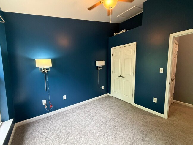 Building Photo - Beautiful Townhome in Seven Oaks!