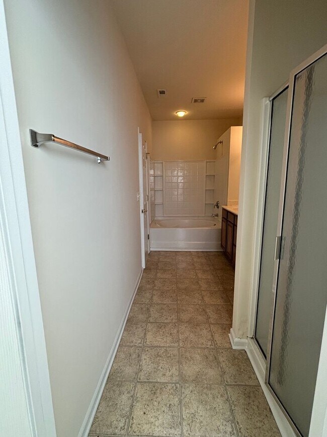 Building Photo - Spacious End Unit 3BR/2.5BA Townhouse