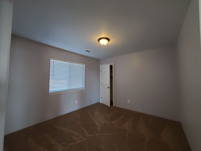 Building Photo - 3 Bedroom 2 Bath Single Family Home