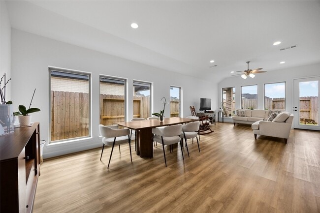 Building Photo - 31243 Riley Hts Dr