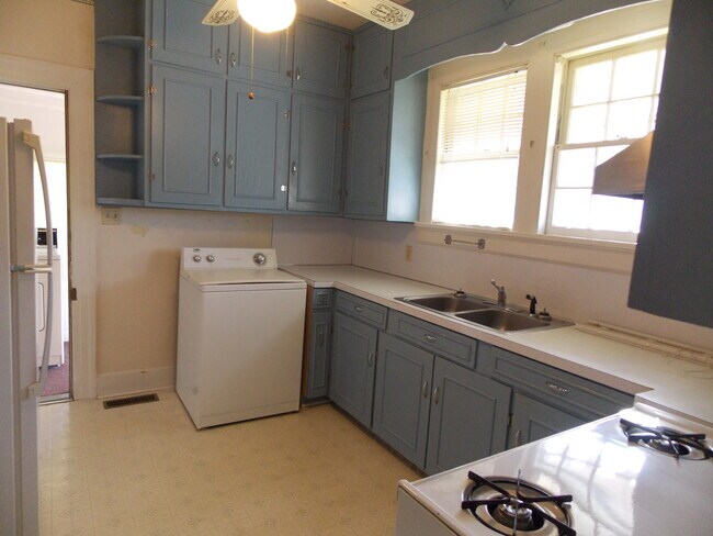 Building Photo - Cute Home in Jordan - Johnson Area