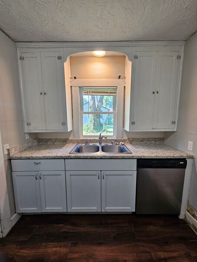 Building Photo - 2 bedroom | 1 Bathroom Home | Pets Welcome!