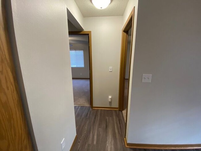 Building Photo - $1,095 | 2 Bedroom, 1 Bathroom 2nd Floor C...