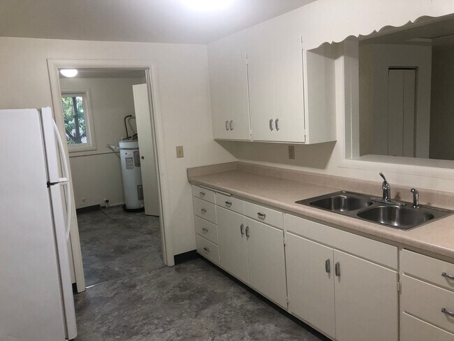 Building Photo - Large upstairs 2 bedroom apartment!