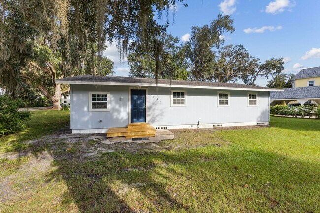Primary Photo - Adorable Newly Renovated 3/2 on Amelia Isl...