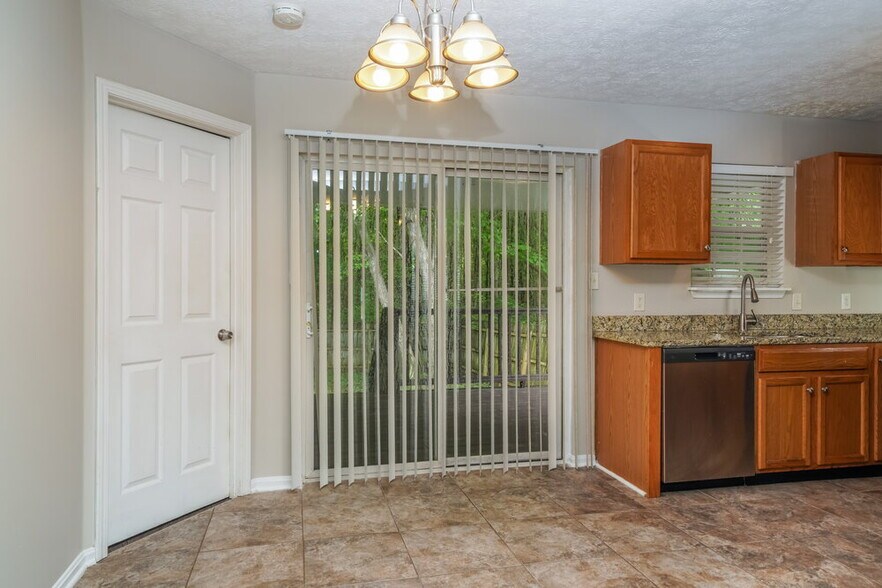 Building Photo - 11111 Meadow Chase Ct