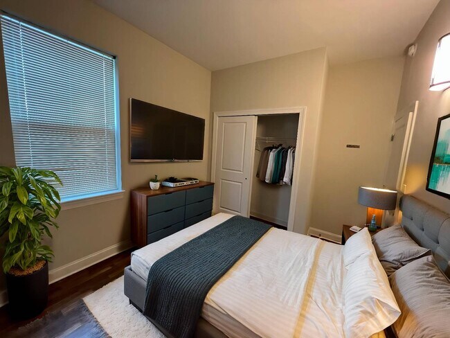 Building Photo - 733 Broadway