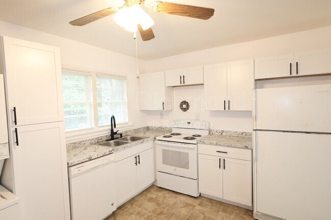 Building Photo - 3006 Manor Dr