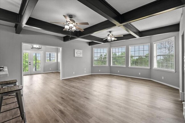 Building Photo - 401 Paradise Dr