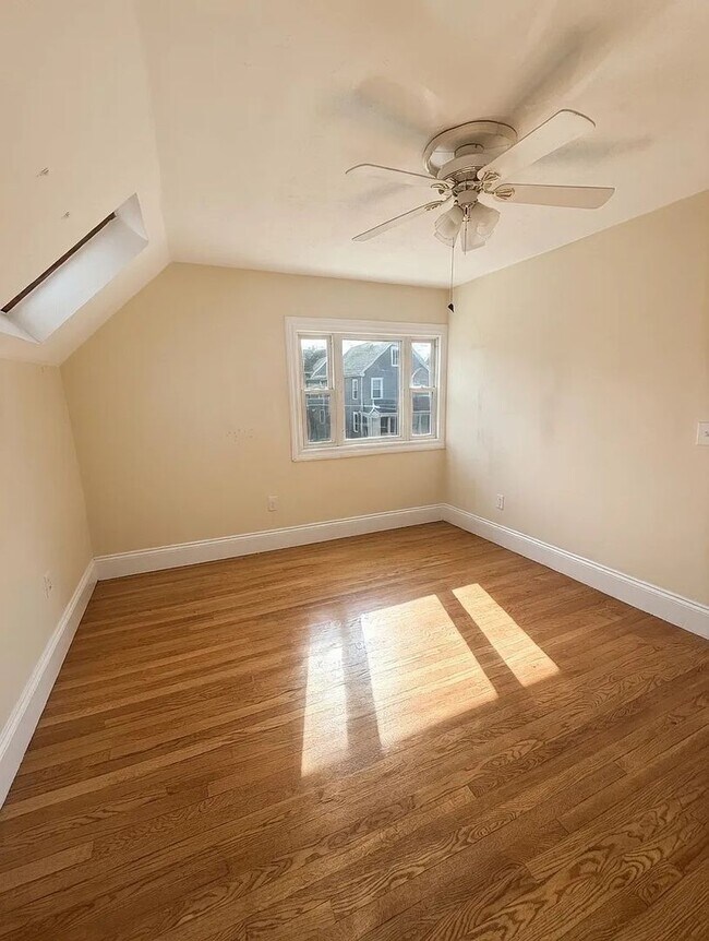 Building Photo - No Fee Single Family House with 5 Parking Spaces Included!  Laundry in Unit!