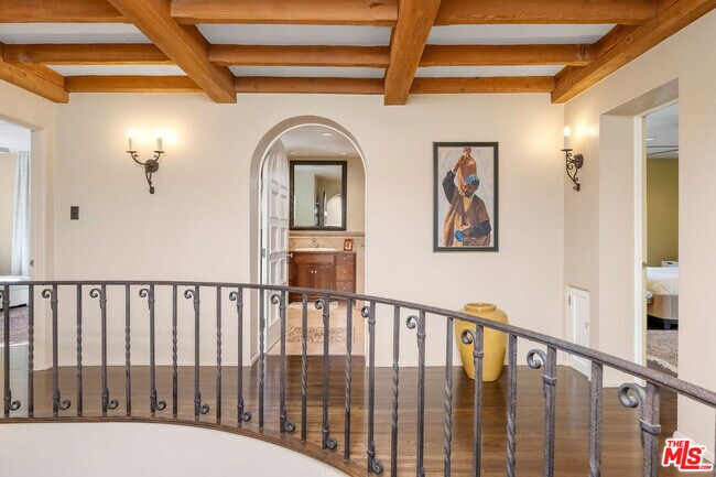 Building Photo - 500 N Las Palmas Ave