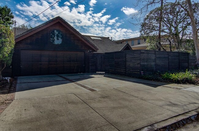 Building Photo - Charming Craftsman Home for Rent in Costa Mesa