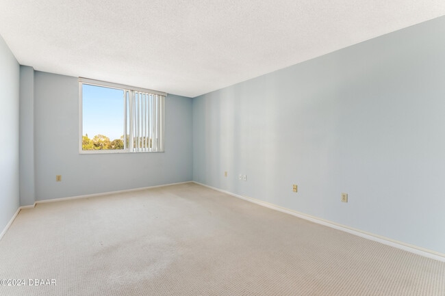 Building Photo - 925 N Halifax Ave