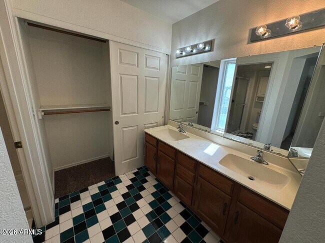 Building Photo - 4053 E Woodland Dr