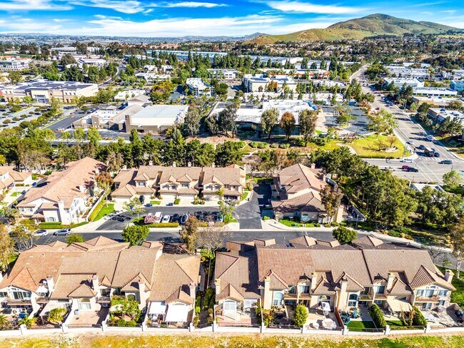 Building Photo - Charming 2 Bed | 2 Bath Single-Story Home with Golf Course Views!