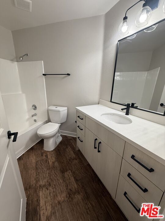 Building Photo - 7660 Beverly Blvd