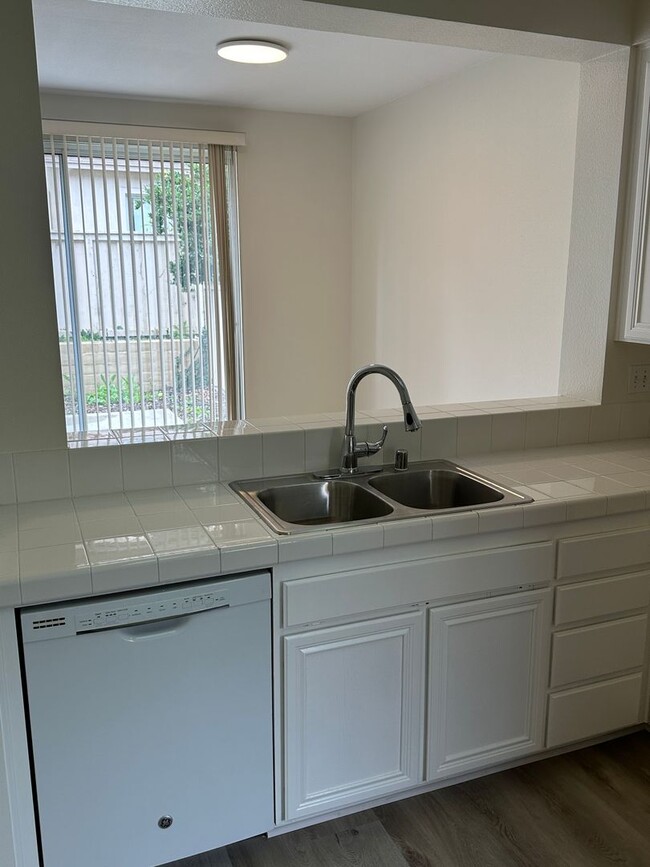 Building Photo - Centrally Located Townhome w/ 2 Car Garage...
