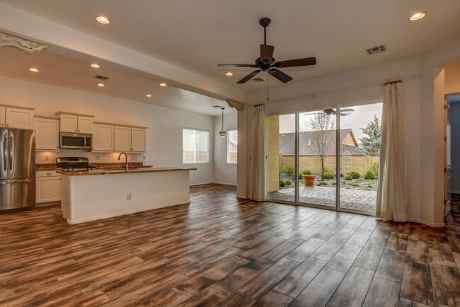 Building Photo - Beautiful 2 Bedroom with Den in Quailwood!