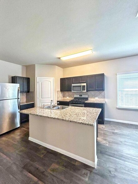 Building Photo - 215 Cibolo Creek Dr