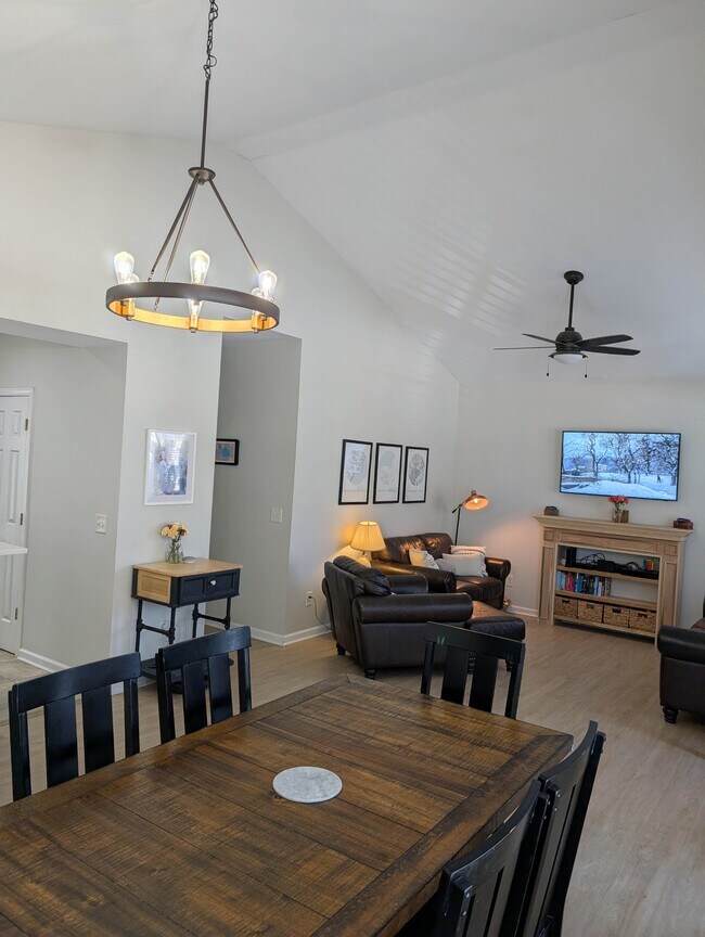 Building Photo - 4717 Farm Lake Dr