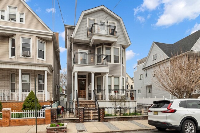 Building Photo - 14 Duer Pl