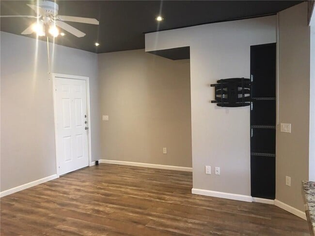 Building Photo - 2320 Gracy Farms Ln