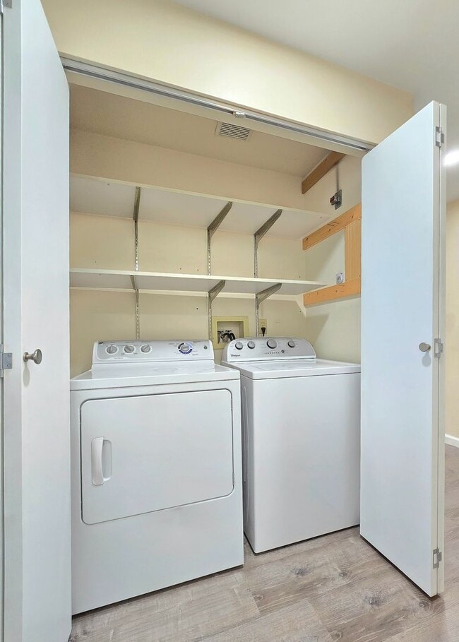Building Photo - 2 Bedroom Condo In Lynnwood Available Now