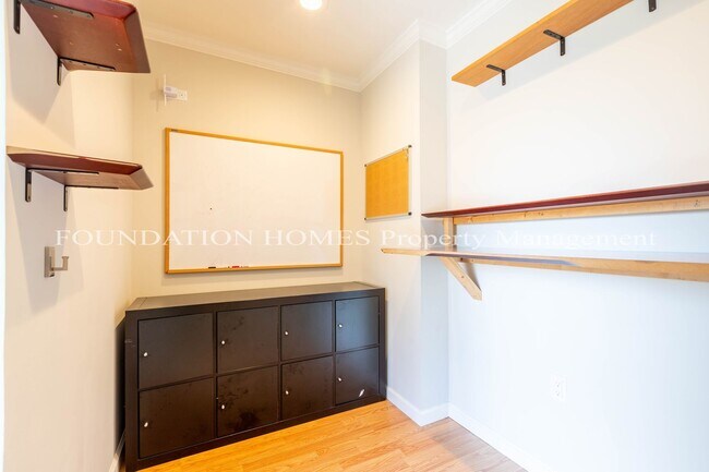 Building Photo - 10 - 22 Month FURNISHED Lease: Bring Indoor/Outdoor Living HOME with this 3bd+/2.5ba plus Pool & ...