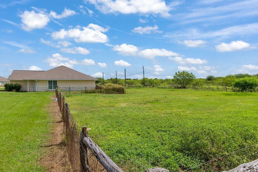 Building Photo - College Station home with stalls and arena on site!