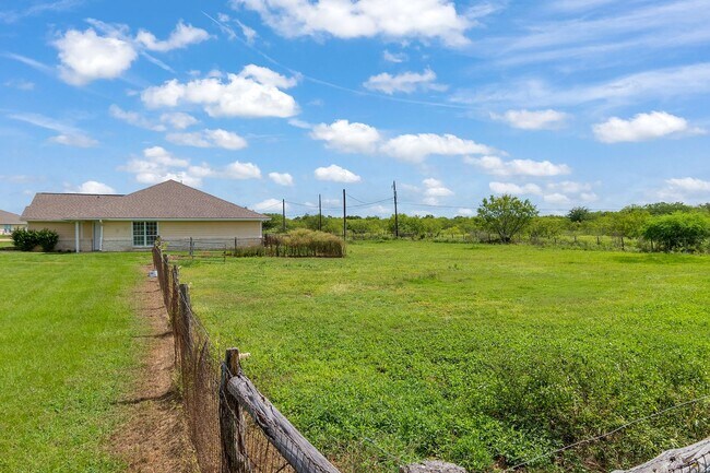Building Photo - College Station home with stalls and arena on site!