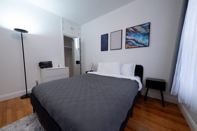 Building Photo - 302 E 104th St