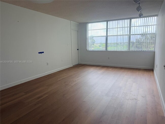 Building Photo - 1100 St Charles Pl