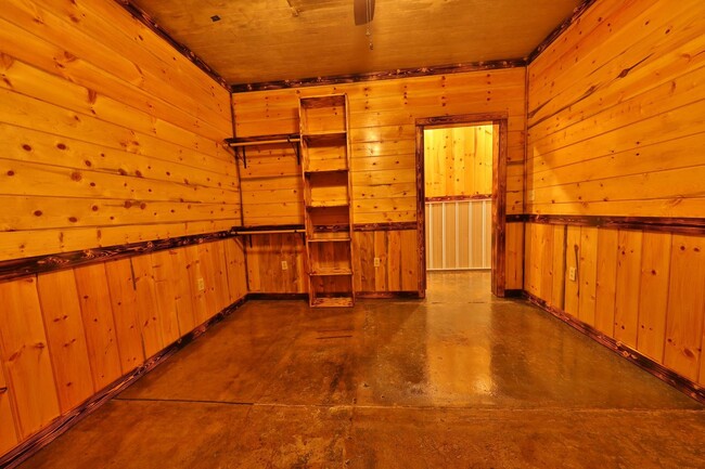 Building Photo - Rustic Home in Heart of Martin!