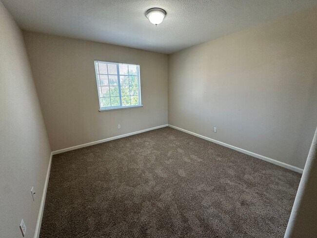 Building Photo - Gorgeous 6 Bedroom, 3 Bath Antioch Home