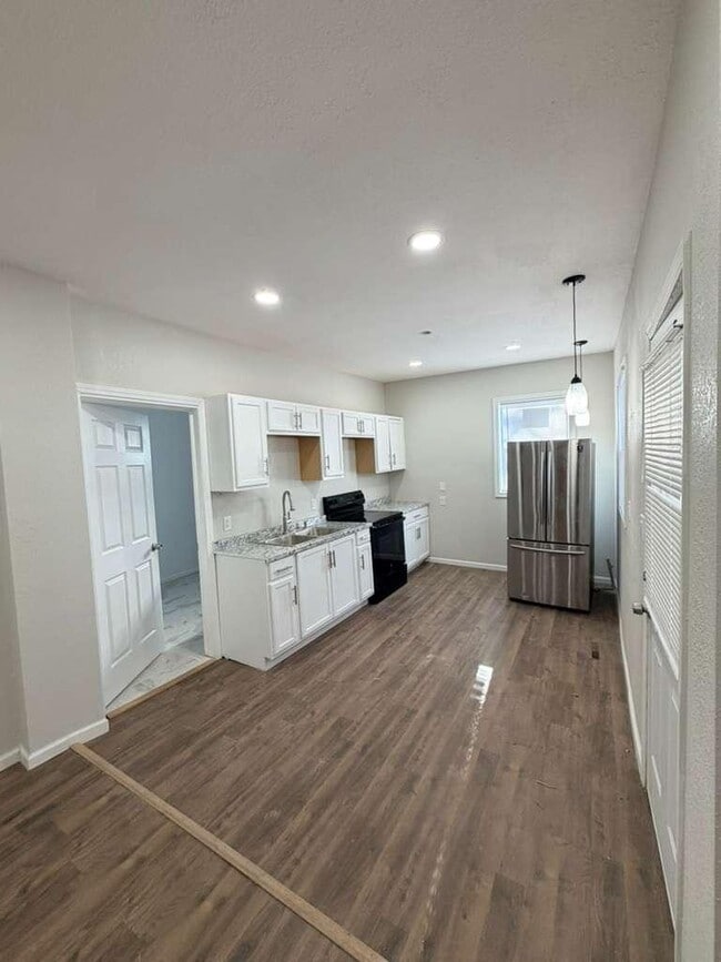 Building Photo - 651 W Bruce St