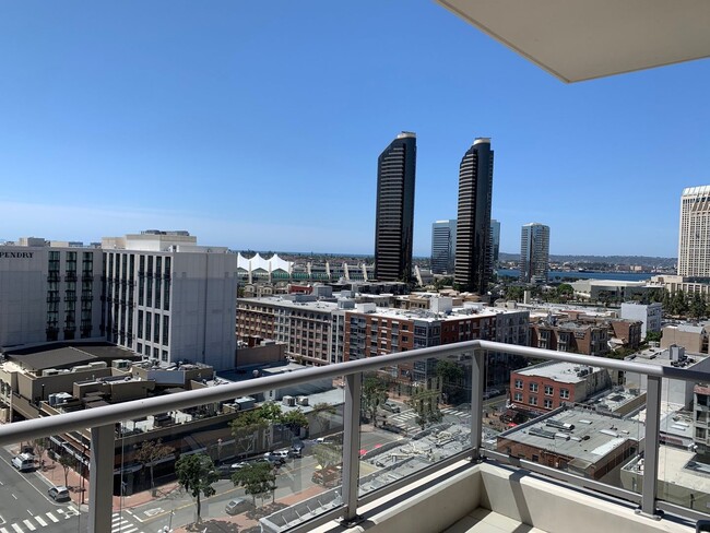 Building Photo - Downtown San Diego - fully furnished upsca...