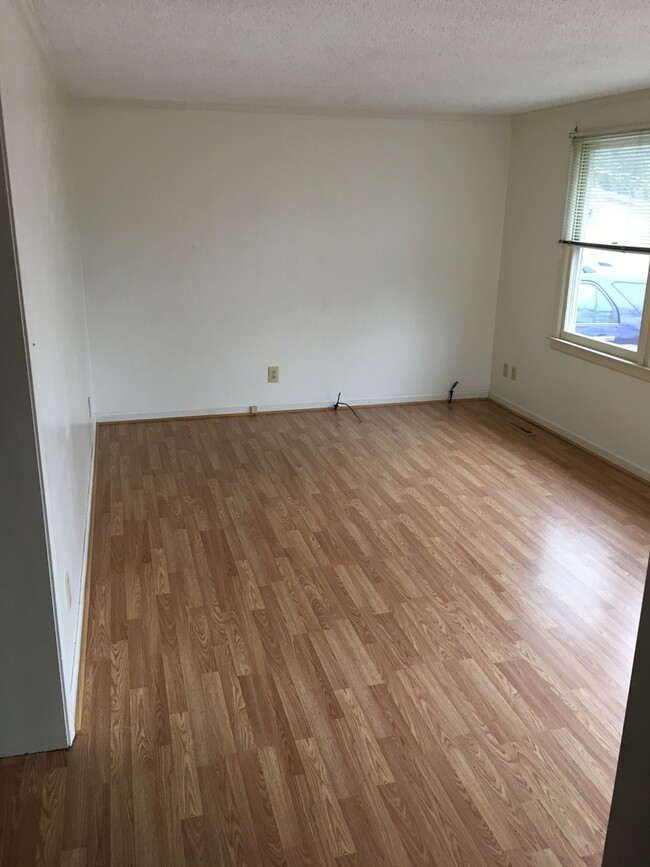 Building Photo - Radford 3 Br/2 Ba, Available July 10th