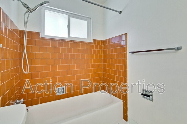 Building Photo - 1062 Kelly Dr