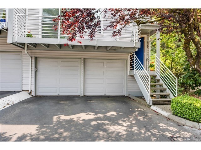 Building Photo - Beautiful 2 Bed 1.5 Bath in Sought After Woodridge, Bellevue.
