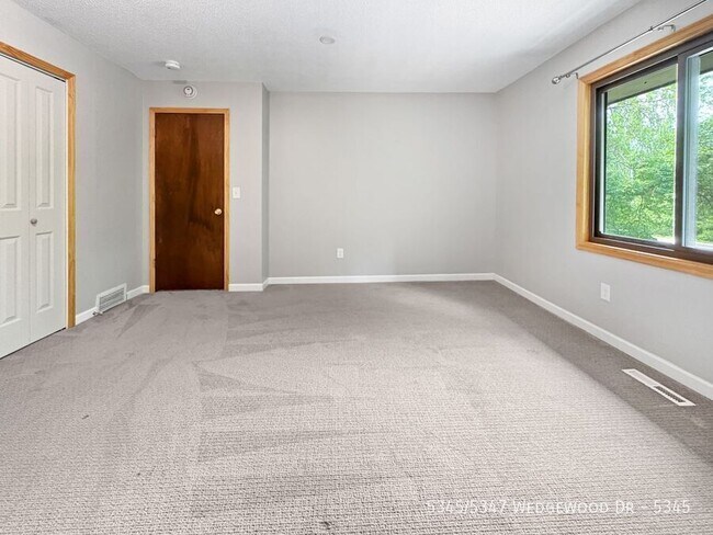 Building Photo - 5345/5347 Wedgewood Dr-5345