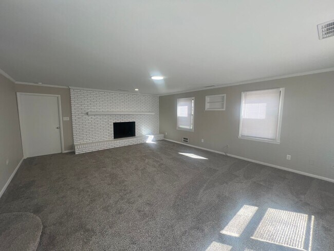 Building Photo - Welcome to this charming 3-bedroom, 1.5-ba...