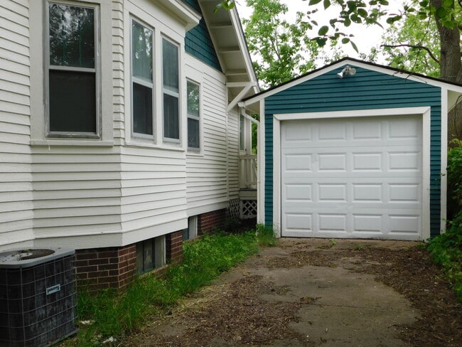 Building Photo - 310 Olive St