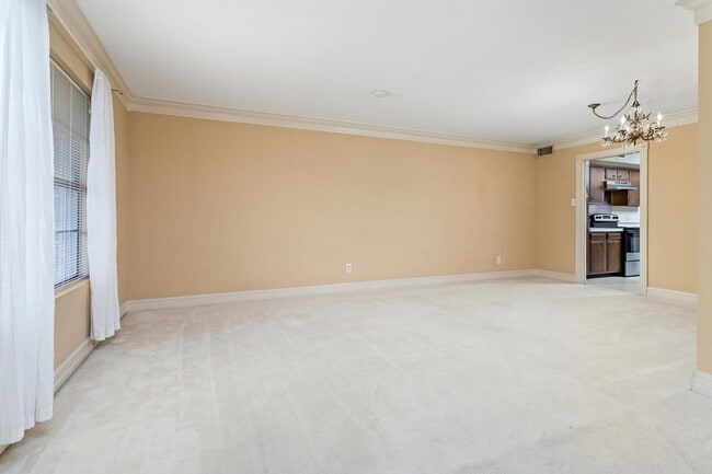 Building Photo - 5960 Townhouse Ln