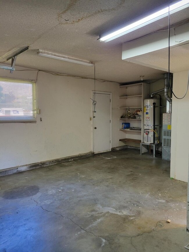 Building Photo - Spacious West Side 4 Bedroom with Large Garage