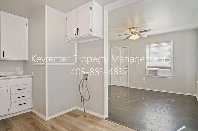 Building Photo - 3937 SW 27th Pl