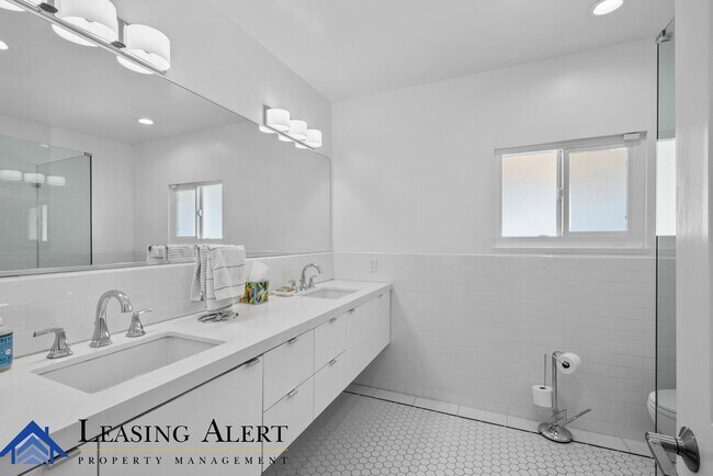 Building Photo - 1326 N Fairfax Ave