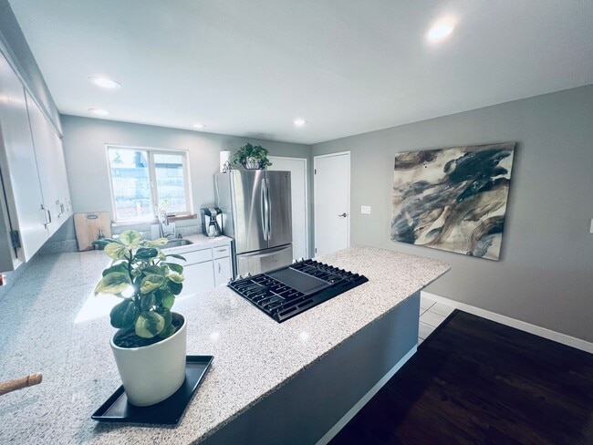 Building Photo - 2 bedroom, 2 bath short term 3-6 month ren...
